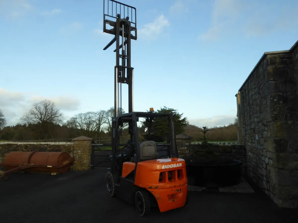 2009 Doosan 2.5 ton Forklift Triple Mast - Image 1
