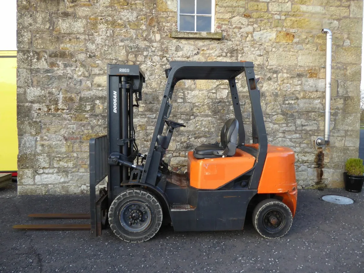 2009 Doosan 2.5 ton Forklift Triple Mast - Image 3