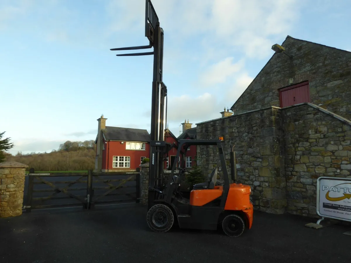 2009 Doosan 2.5 ton Forklift Triple Mast - Image 2