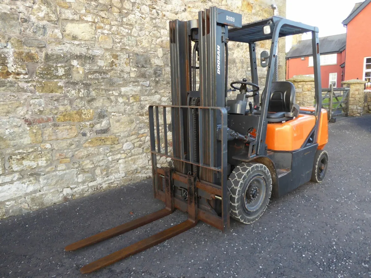 2009 Doosan 2.5 ton Forklift Triple Mast - Image 4