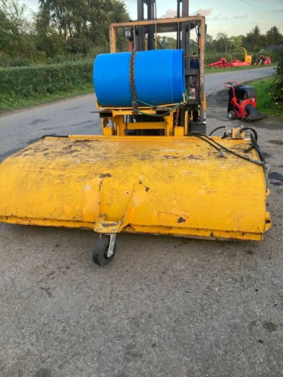 Forklift mounted hydraulic brush c/w collector - Image 1