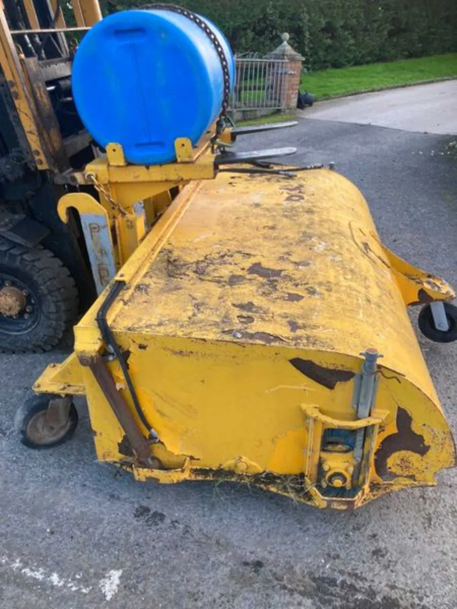 Forklift mounted hydraulic brush c/w collector - Image 3