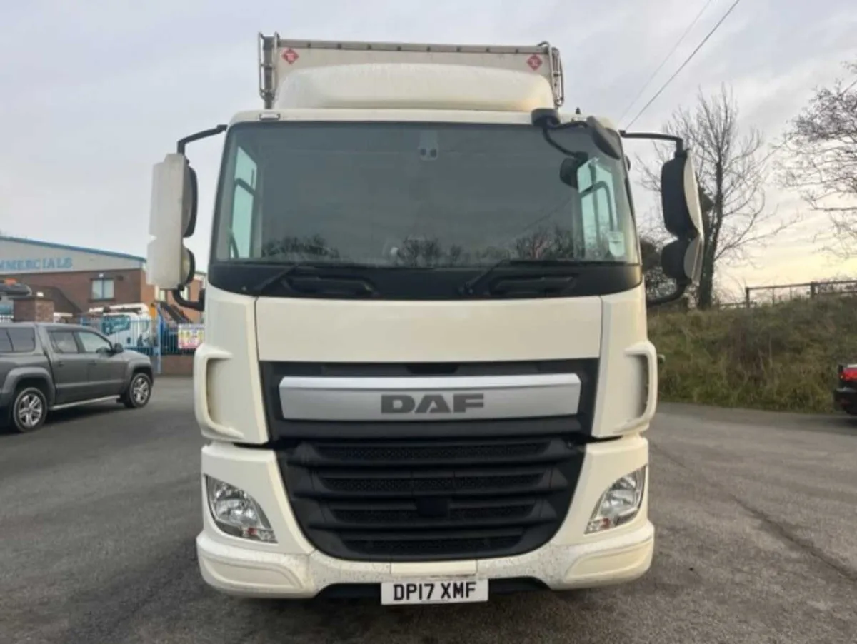 2017 daf cf 260 4x2 18 ton 28ft box with tail lift - Image 2