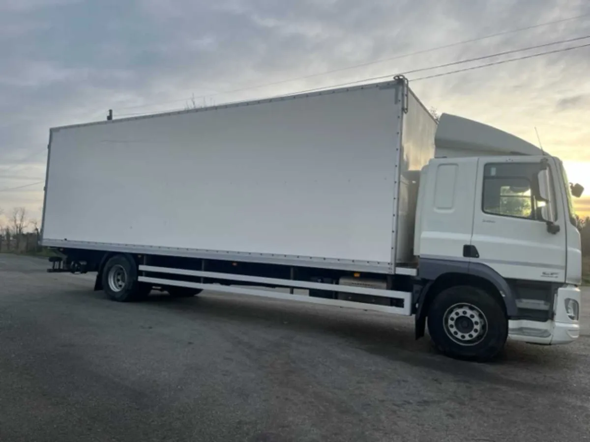 2017 daf cf 260 4x2 18 ton 28ft box with tail lift - Image 4