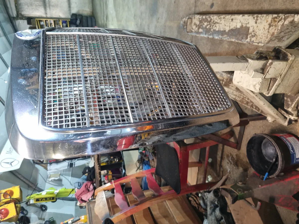 W108 250S CHROME GRILL - Image 4