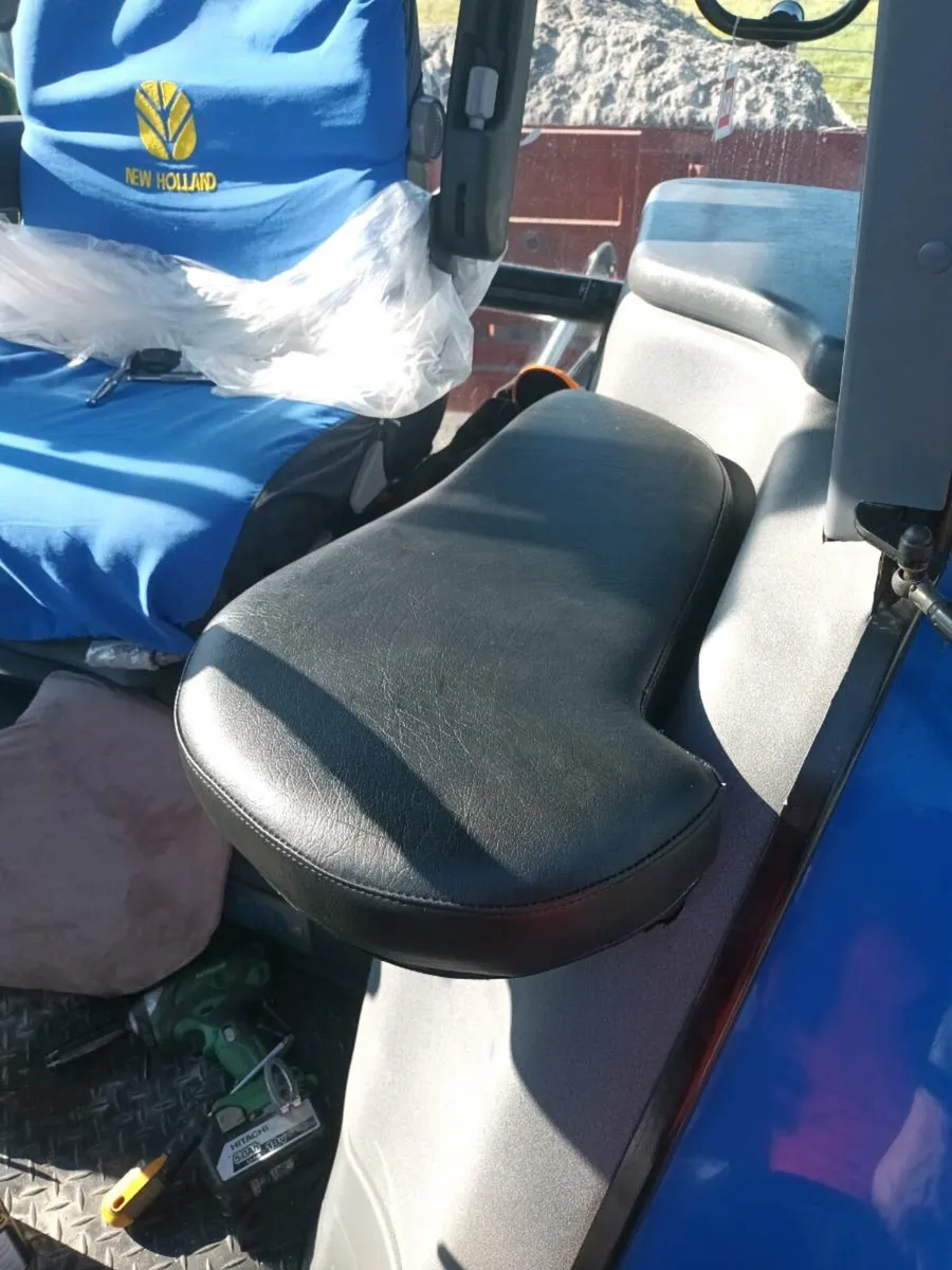 New Holland TS technician seat - Image 4