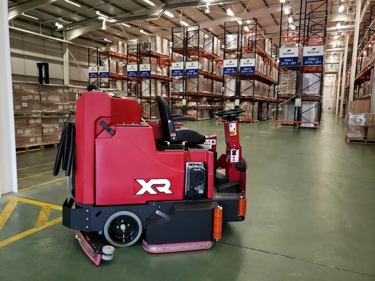 Factorycat XR rider scrubberdryer - warehouse