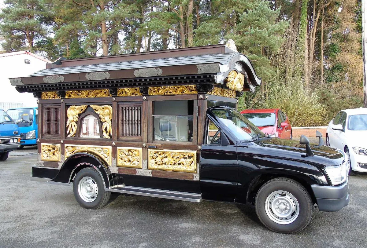 2003 2.0 PETROL TOYOTA HILUX HEARSE - Image 3