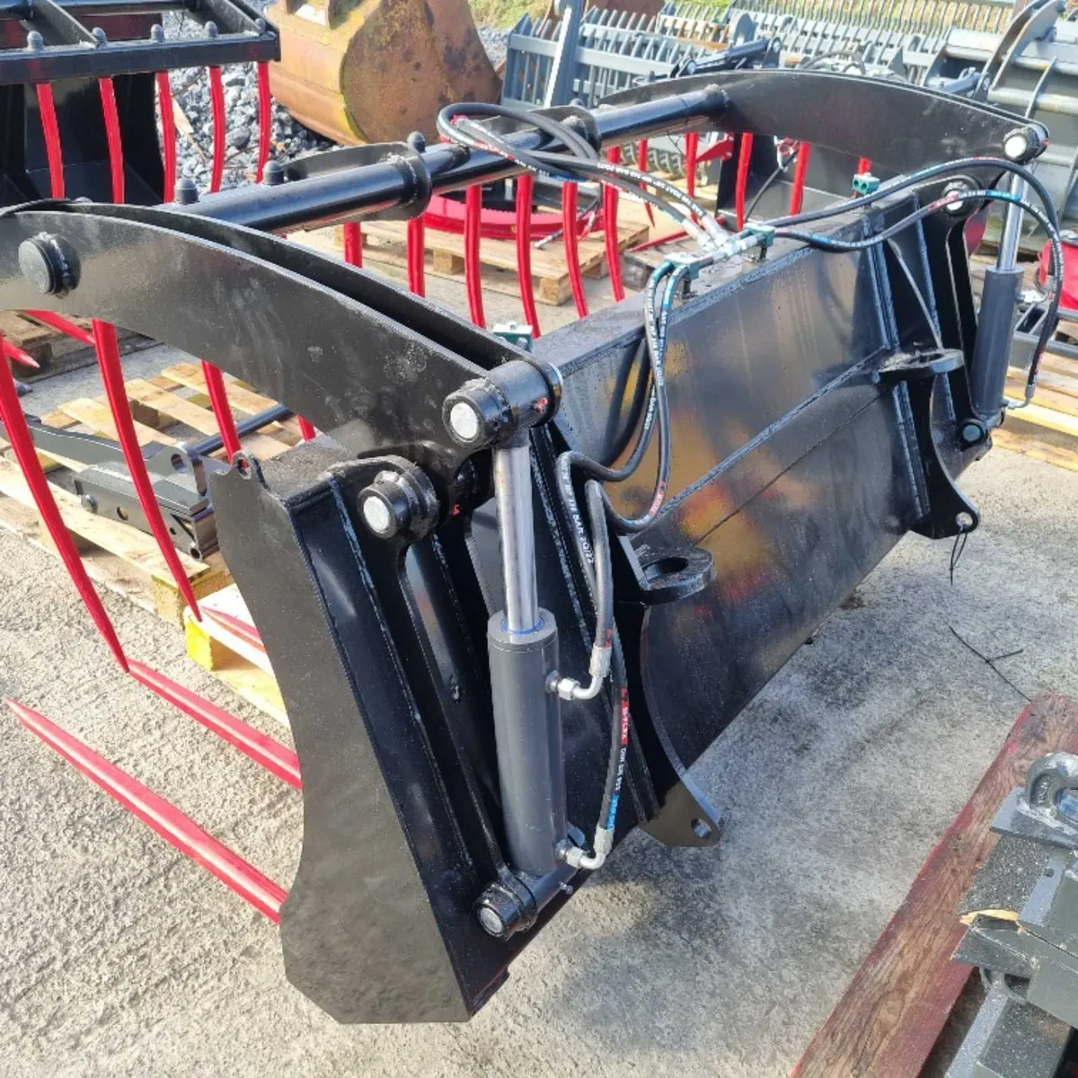 Heavy duty tine grabs for telehandlers and loaders