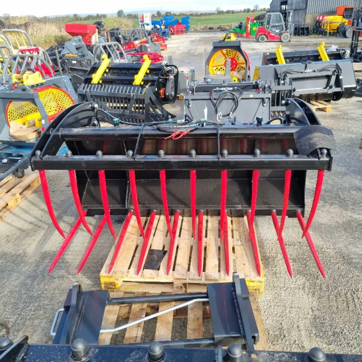 Heavy duty tine grabs for telehandlers and loaders - Image 3