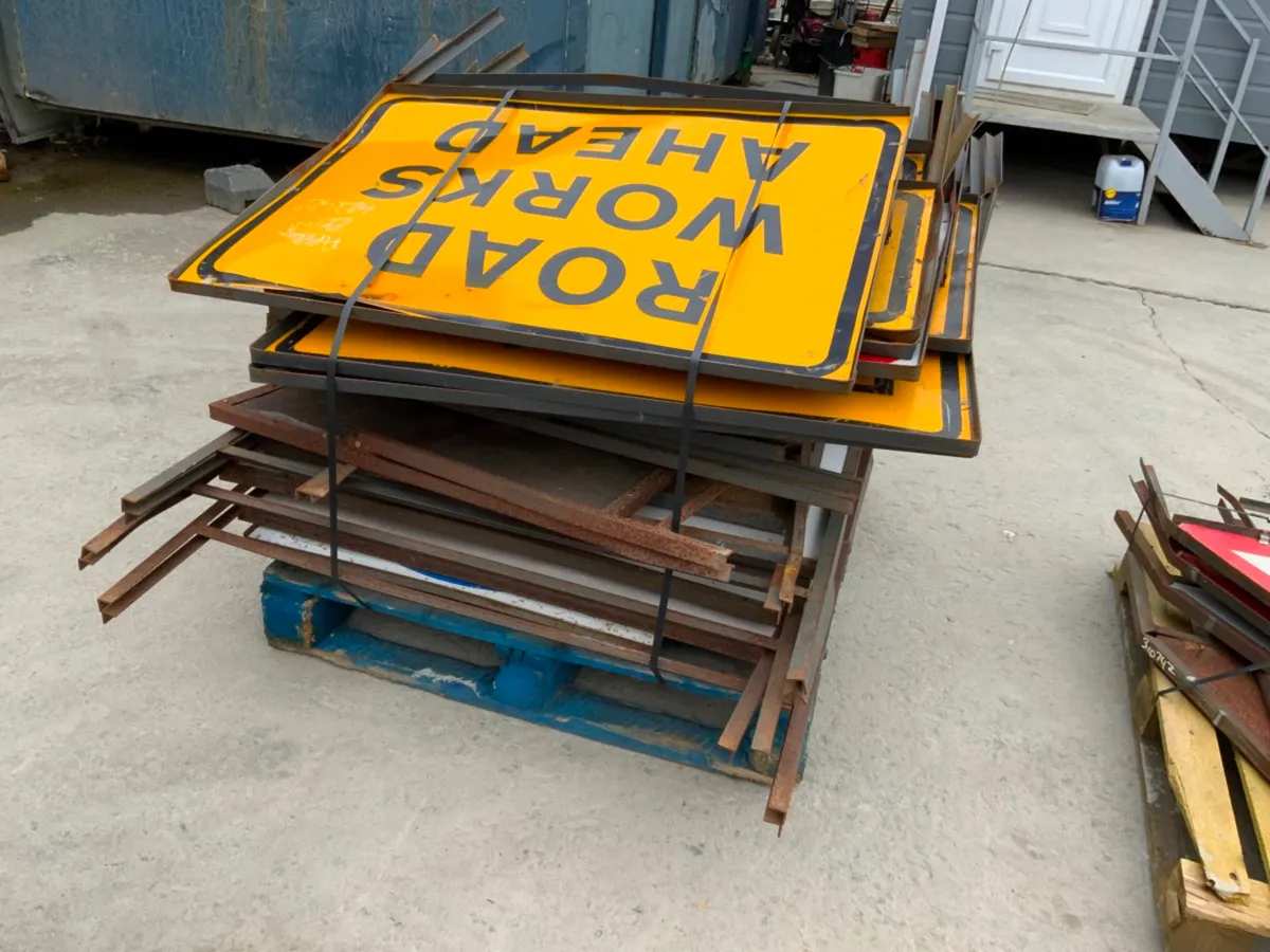 FOLDING FRAME ROAD WORK SIGNS. - Image 3