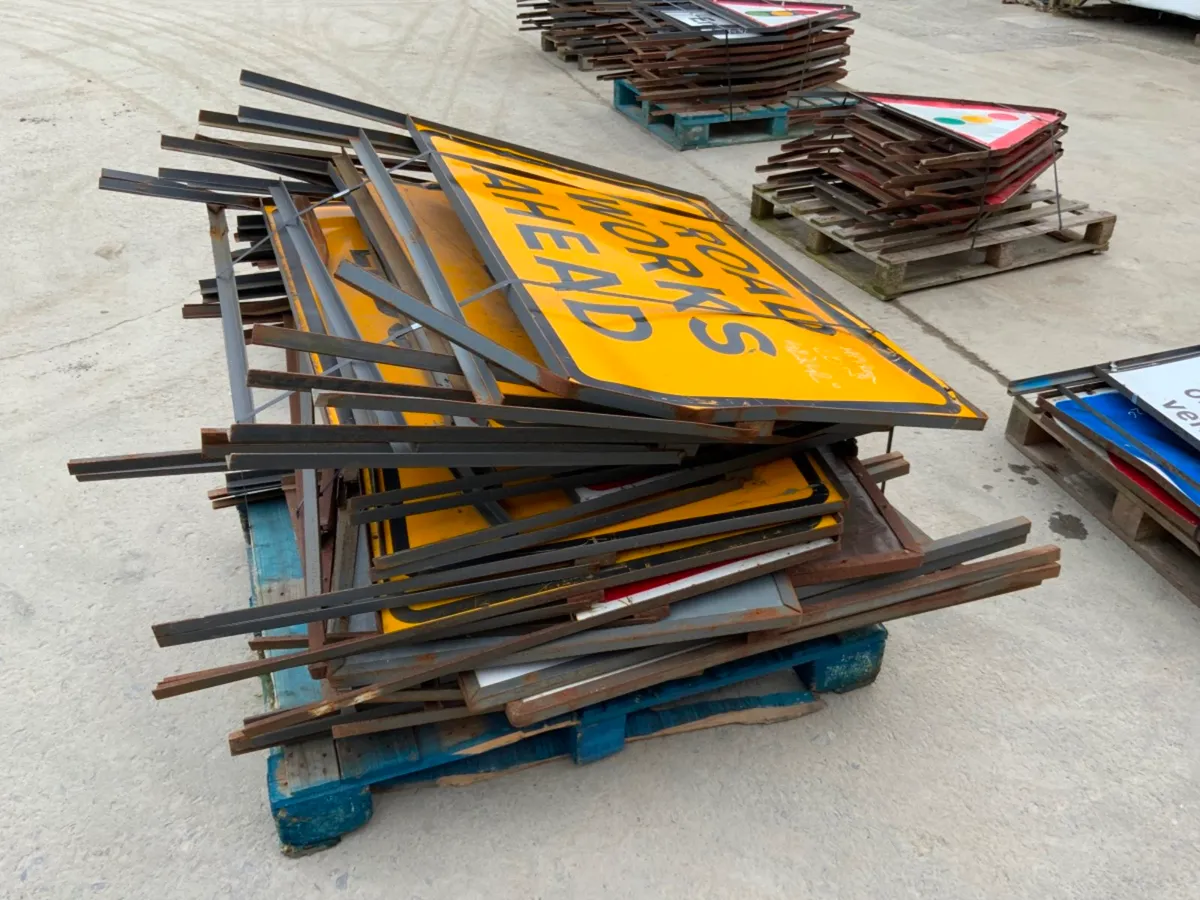 FOLDING FRAME ROAD WORK SIGNS. - Image 4