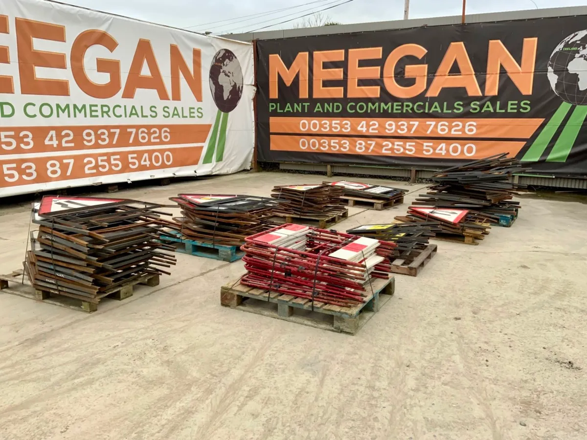 FOLDING FRAME ROAD WORK SIGNS. - Image 1