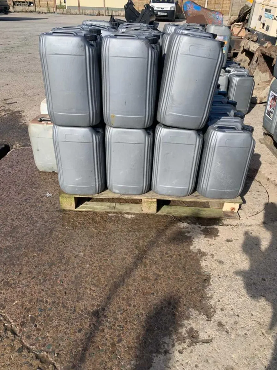 20 litre oil drums - Image 2