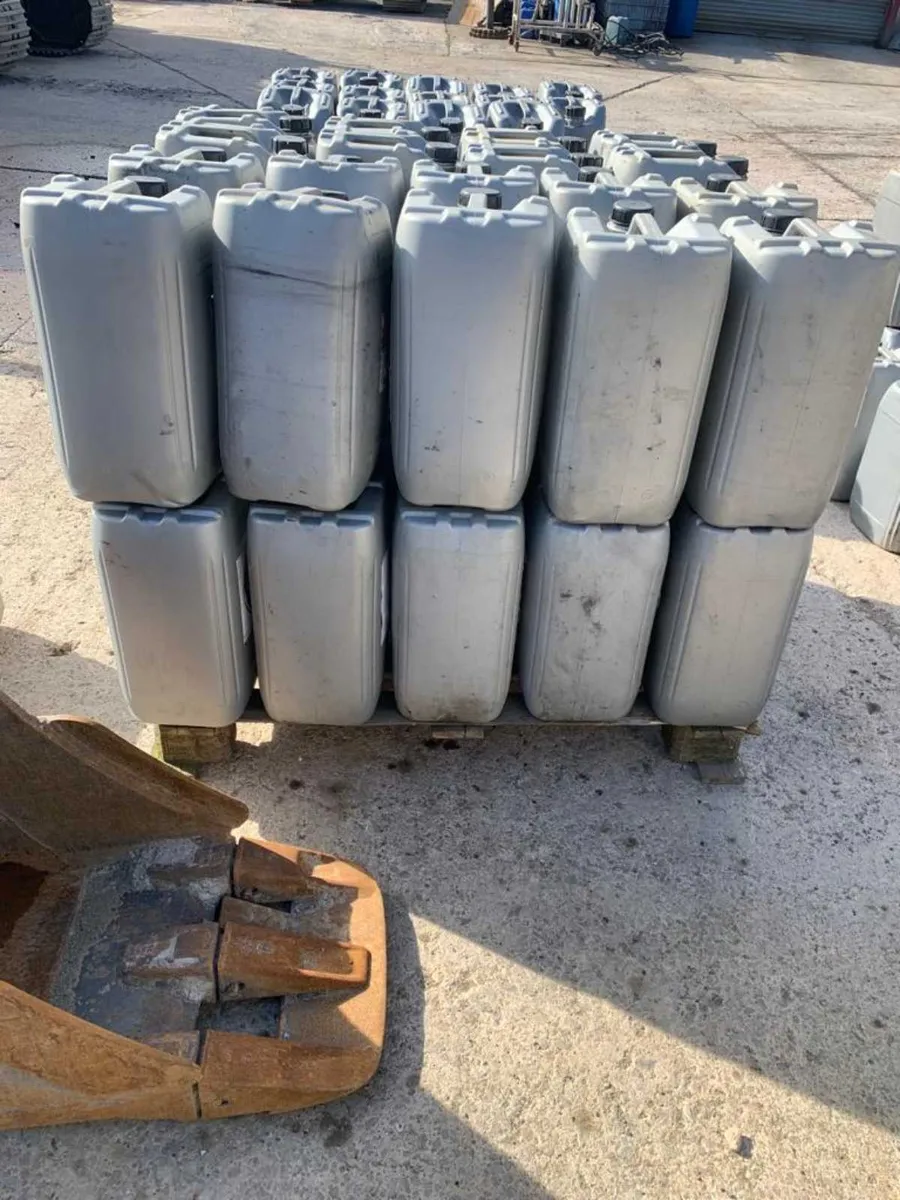 20 litre oil drums - Image 4