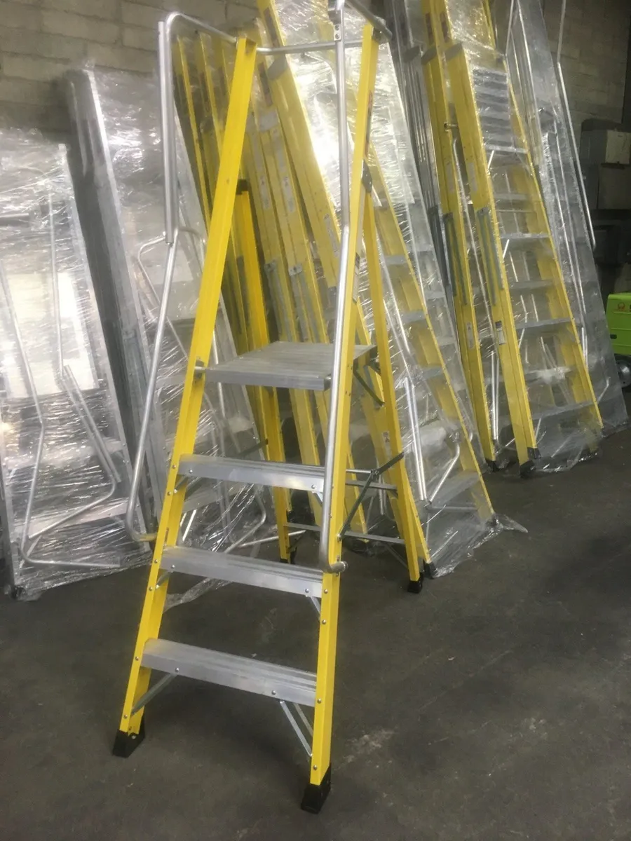 PODIUM LADDERS IRELAND , METRIX   . 3 to 8 Tread