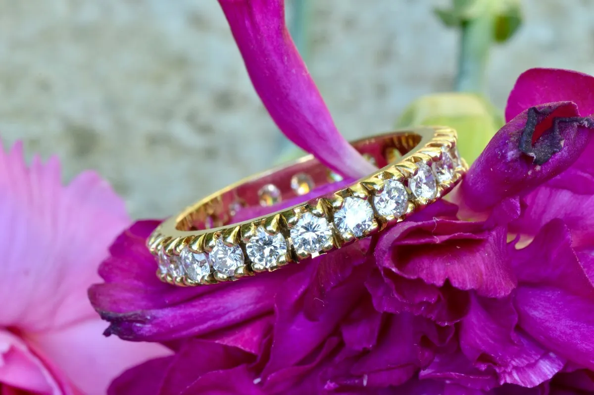 Vintage 1.8ct Diamond Eternity Ring Wedding Band - Image 3