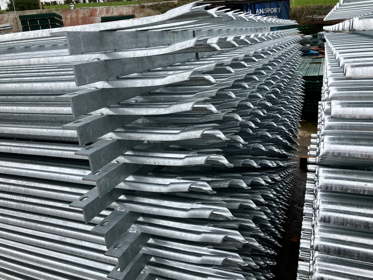 PALISADE FENCING 2400mmH - Image 1