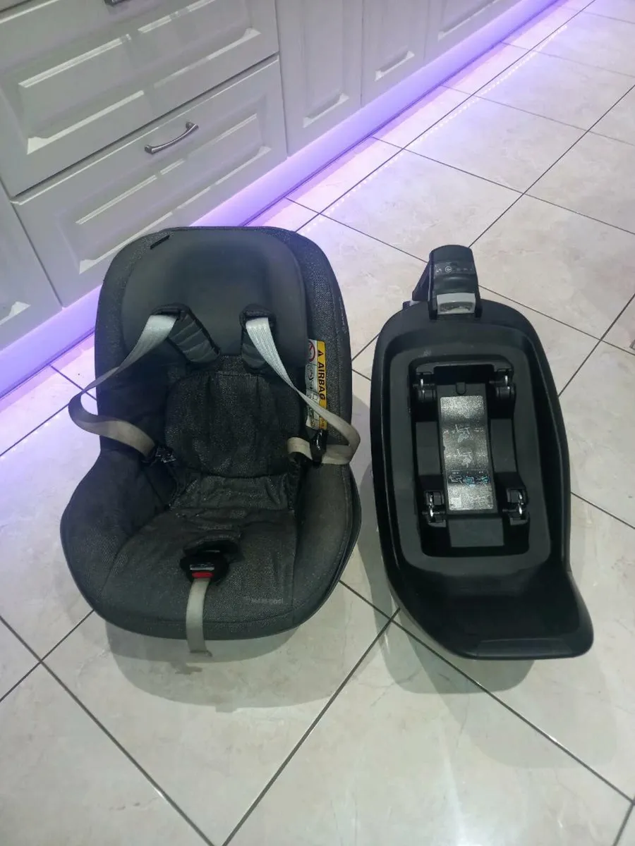 2 way peral  maxicosi car seat with isofix base - Image 1