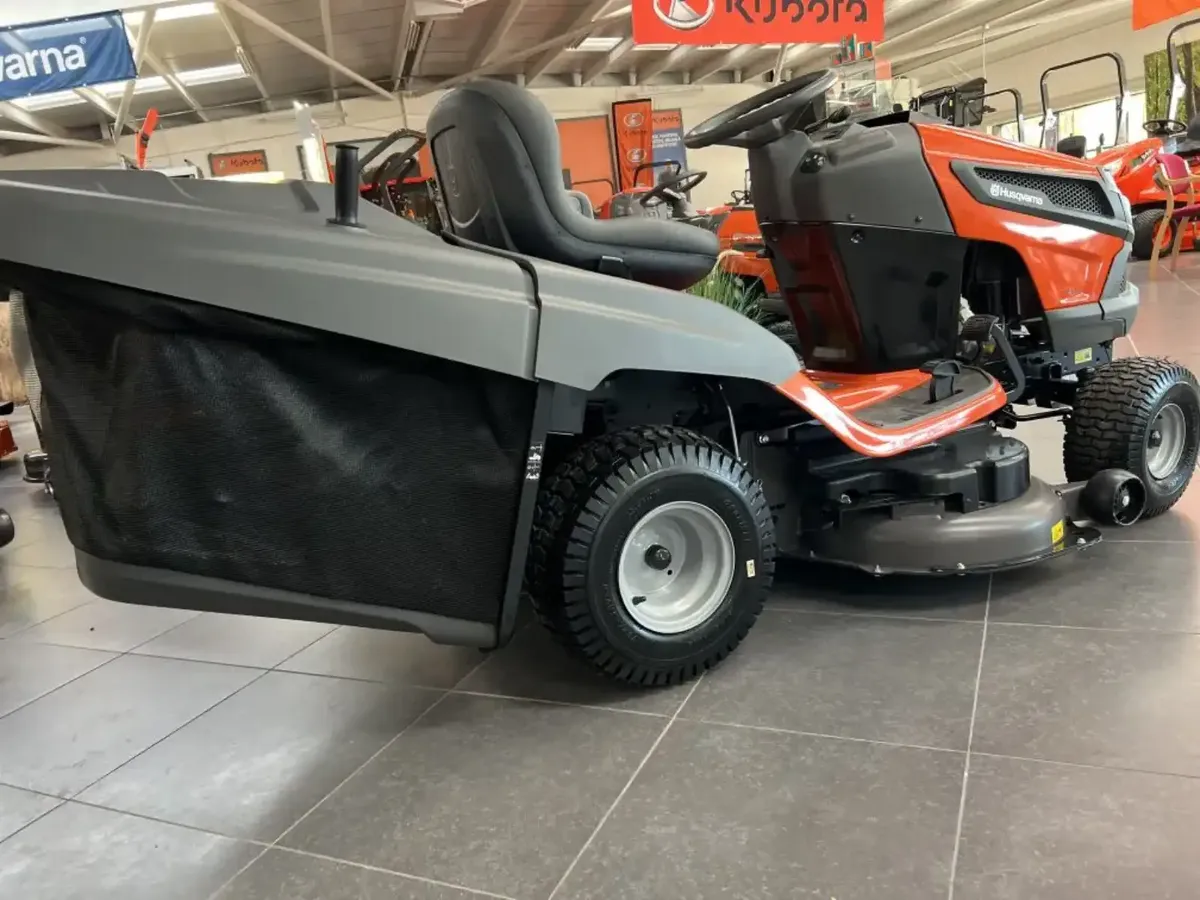 Husqvarna TC242t Tractor Lawnmower - Image 2