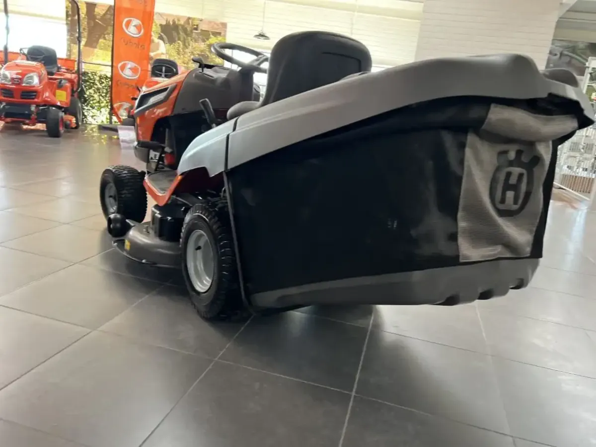 Husqvarna TC242t Tractor Lawnmower - Image 4