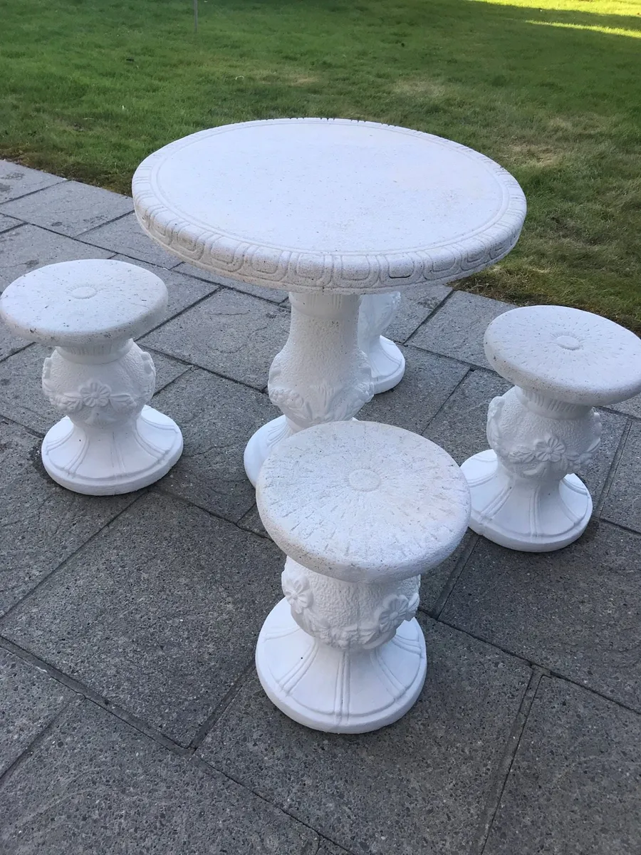 Stone garden table and 4 chairs - Image 1