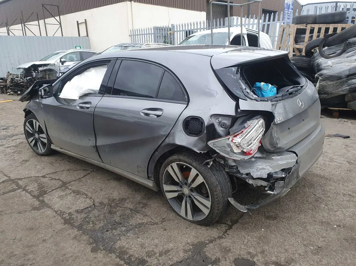 15 MERCEDES  A180 1.5 CDI  AUTO FOR BREAKING - Image 4