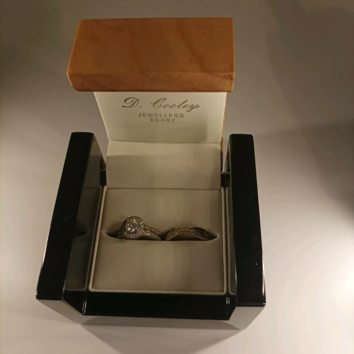 Engagement ring and wedding band - Image 1
