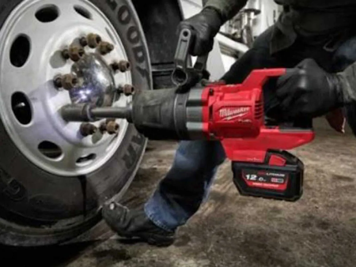 Long Shank Milwaukee 1" Impact Wrench Kit