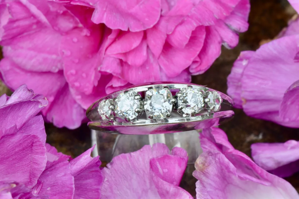 Art Deco 5 Stone Diamond Ring - 18ct White Gold & Platinum - Image 1