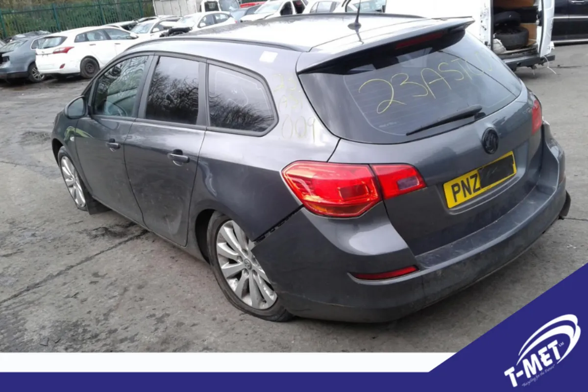 Vauxhall Astra, 2011 BREAKING FOR PARTS - Image 1