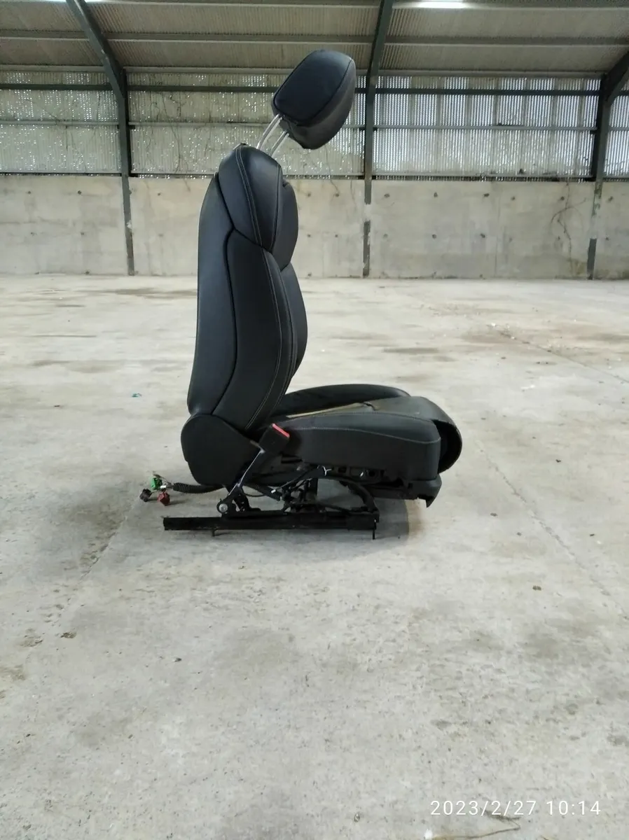 Audi Q8 front seats with headrest - Image 1