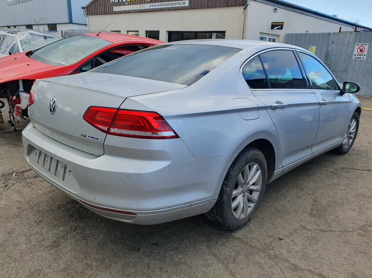 17 VOLKSWAGEN PASSAT 1.6 TDI (DCX) FOR BREAKING - Image 3