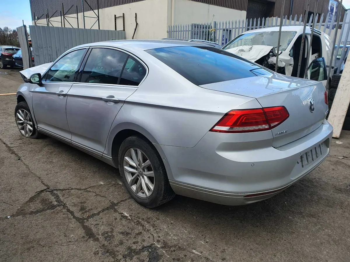 17 VOLKSWAGEN PASSAT 1.6 TDI (DCX) FOR BREAKING - Image 4