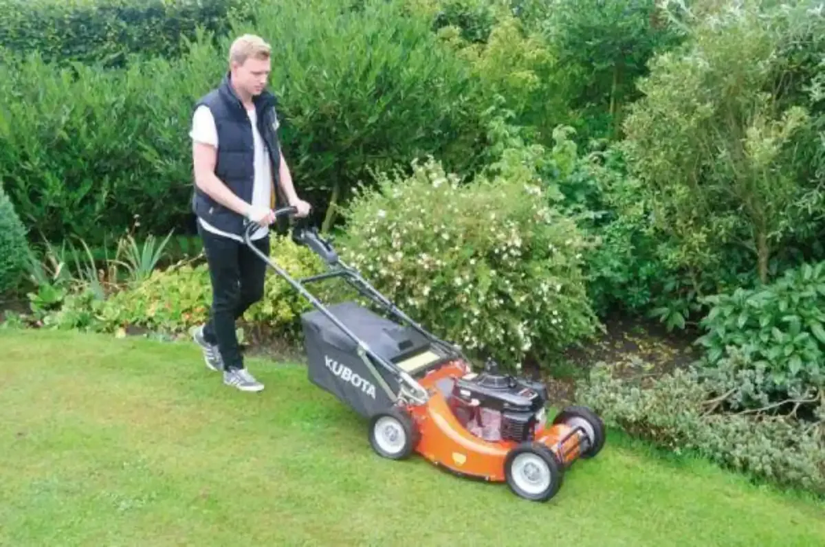 Kubota W819 Pro Self Propelled Lawnmower - Image 2