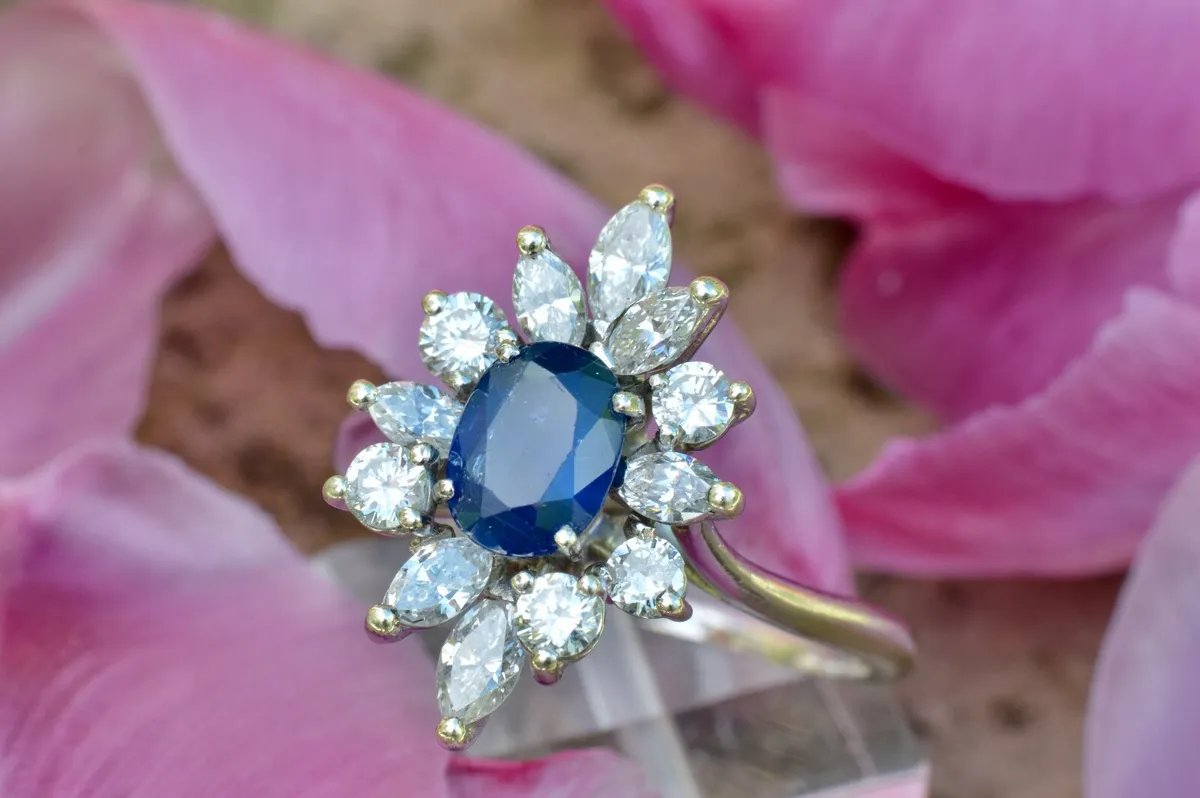 Vintage 1970s Sapphire & Diamond Cluster Ring - 18ct White Gold - Image 1