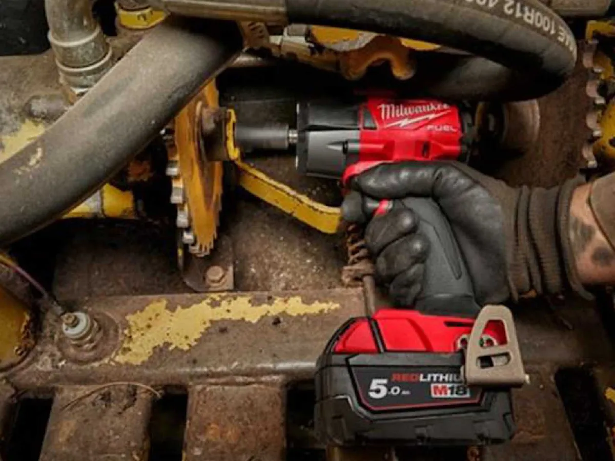 Milwaukee M18 1/2'' Stubby Impact Wrench Mid-Torqu - Image 1