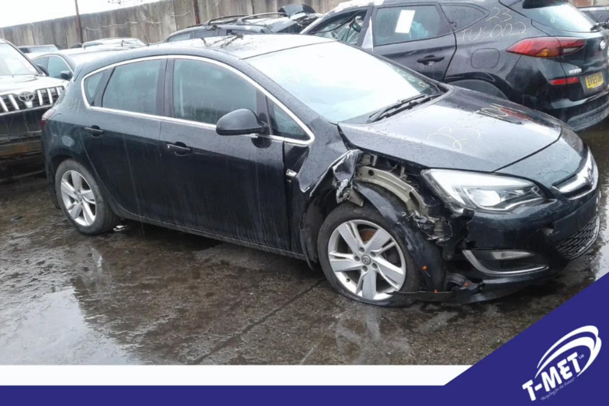 Vauxhall Astra, 2013 BREAKING FOR PARTS - Image 1