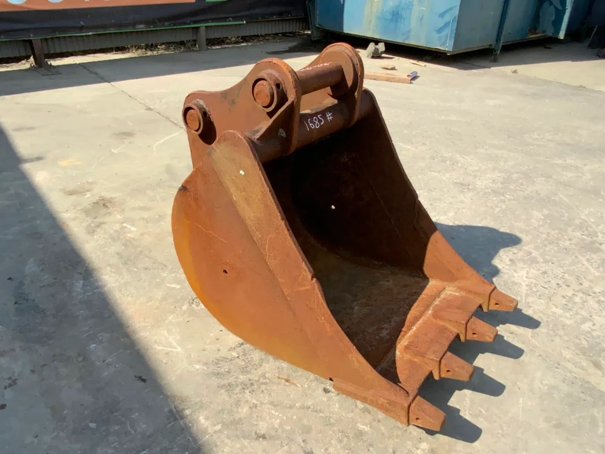 32" DIGGING BUCKET.........80mm PINS......1685. - Image 1