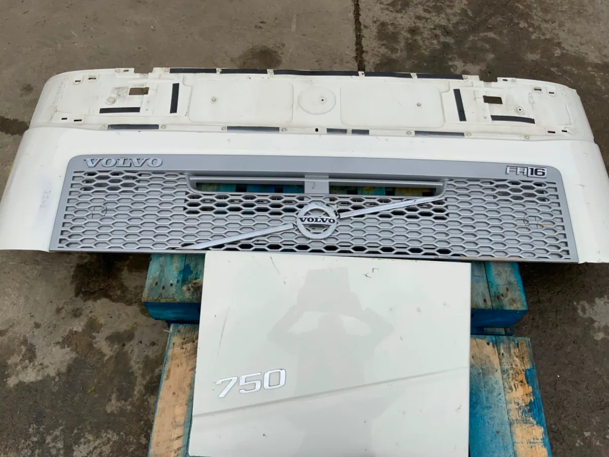 Volvo FH16 Version 4 Bonnet / Zenon Lights Parts. - Image 3