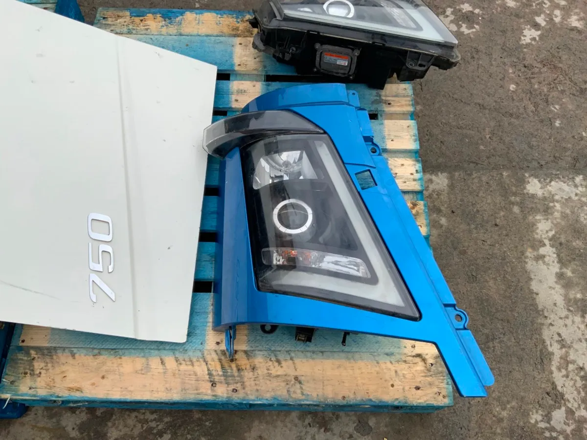 Volvo FH16 Version 4 Bonnet / Zenon Lights Parts. - Image 4
