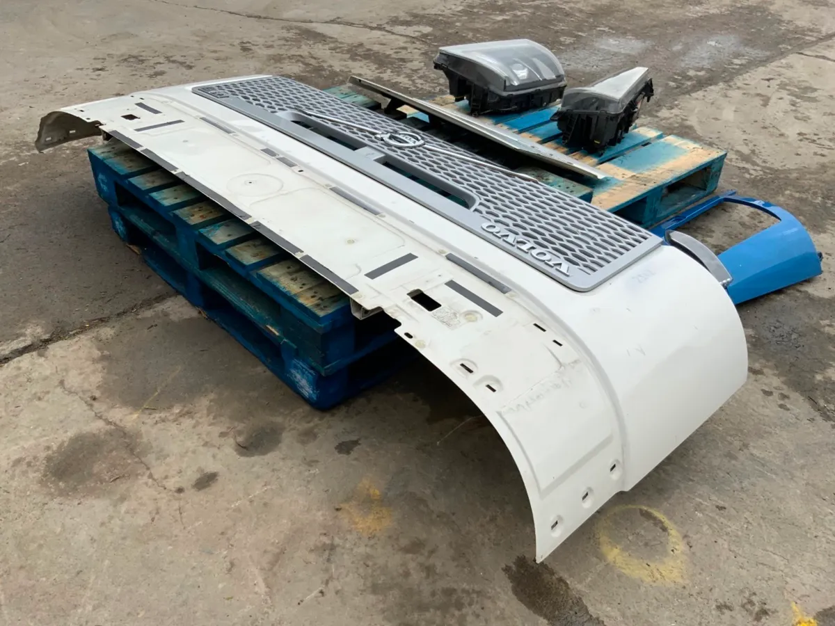Volvo FH16 Version 4 Bonnet / Zenon Lights Parts. - Image 2