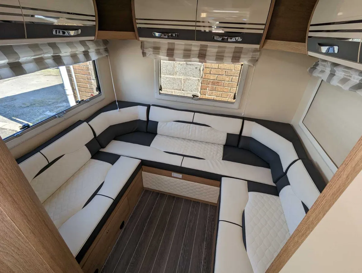 Spacious Motorhome with Rear Lounge & Full Dinette - Image 2