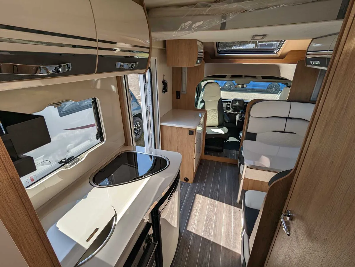 Spacious Motorhome with Rear Lounge & Full Dinette - Image 4