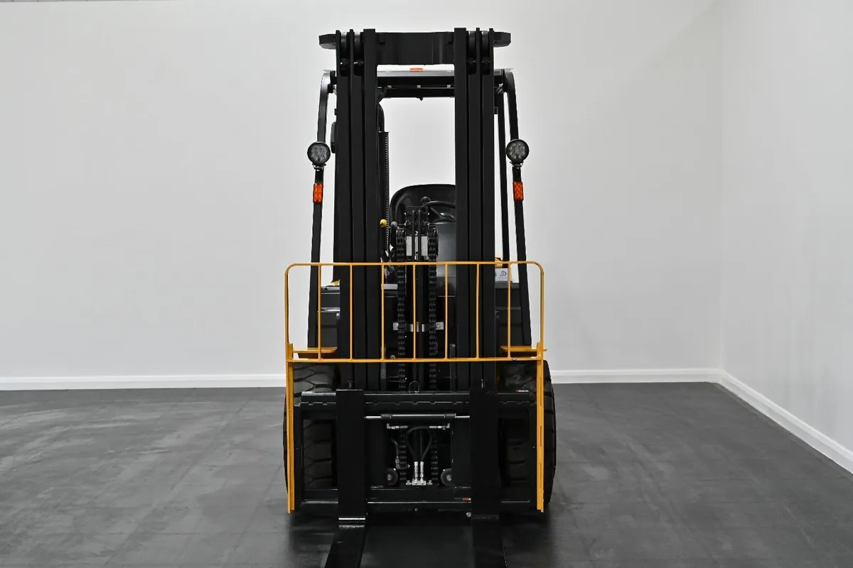 Hifoune FD- 4.0 Diesel Forklift 4.8m Triple Mast - Image 4