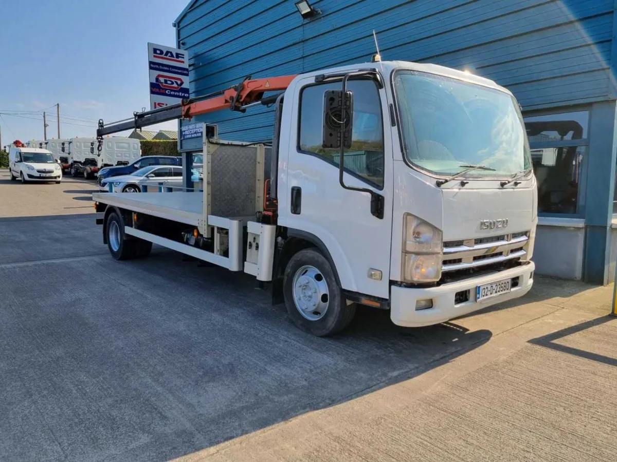 2013 ISUZU 7.5TON FLAT AND CRANE - Image 1