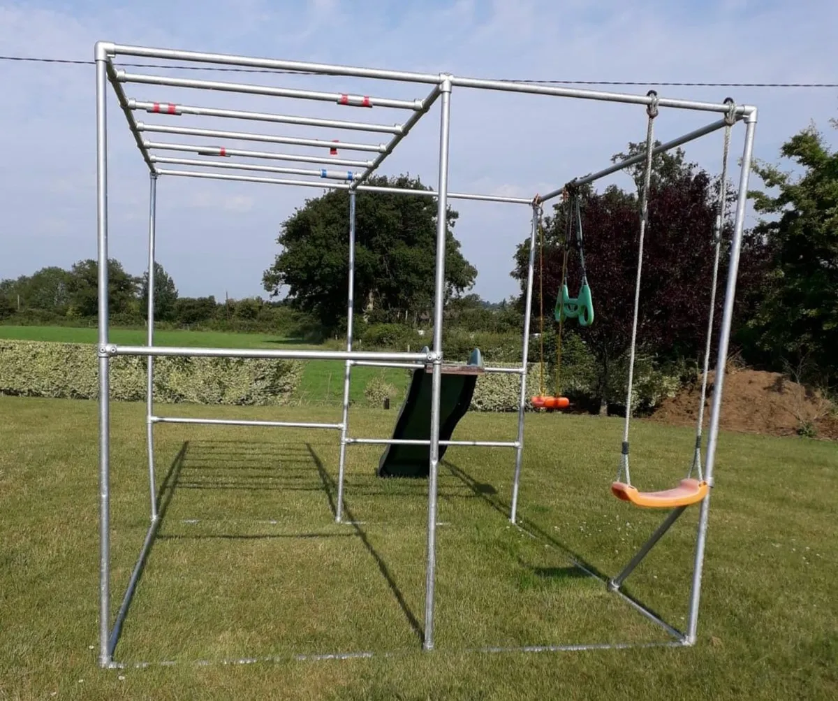 Climbing frame hot sale monkey bars