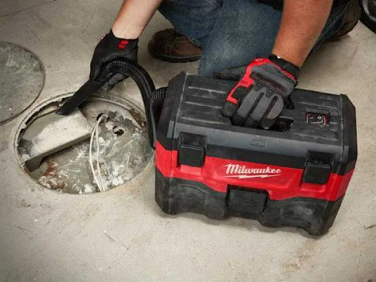 Milwaukee M18 Wet/Dry Hoover Bare Unit - Image 3