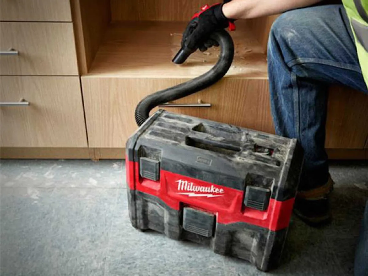 Milwaukee M18 Wet/Dry Hoover Bare Unit - Image 4