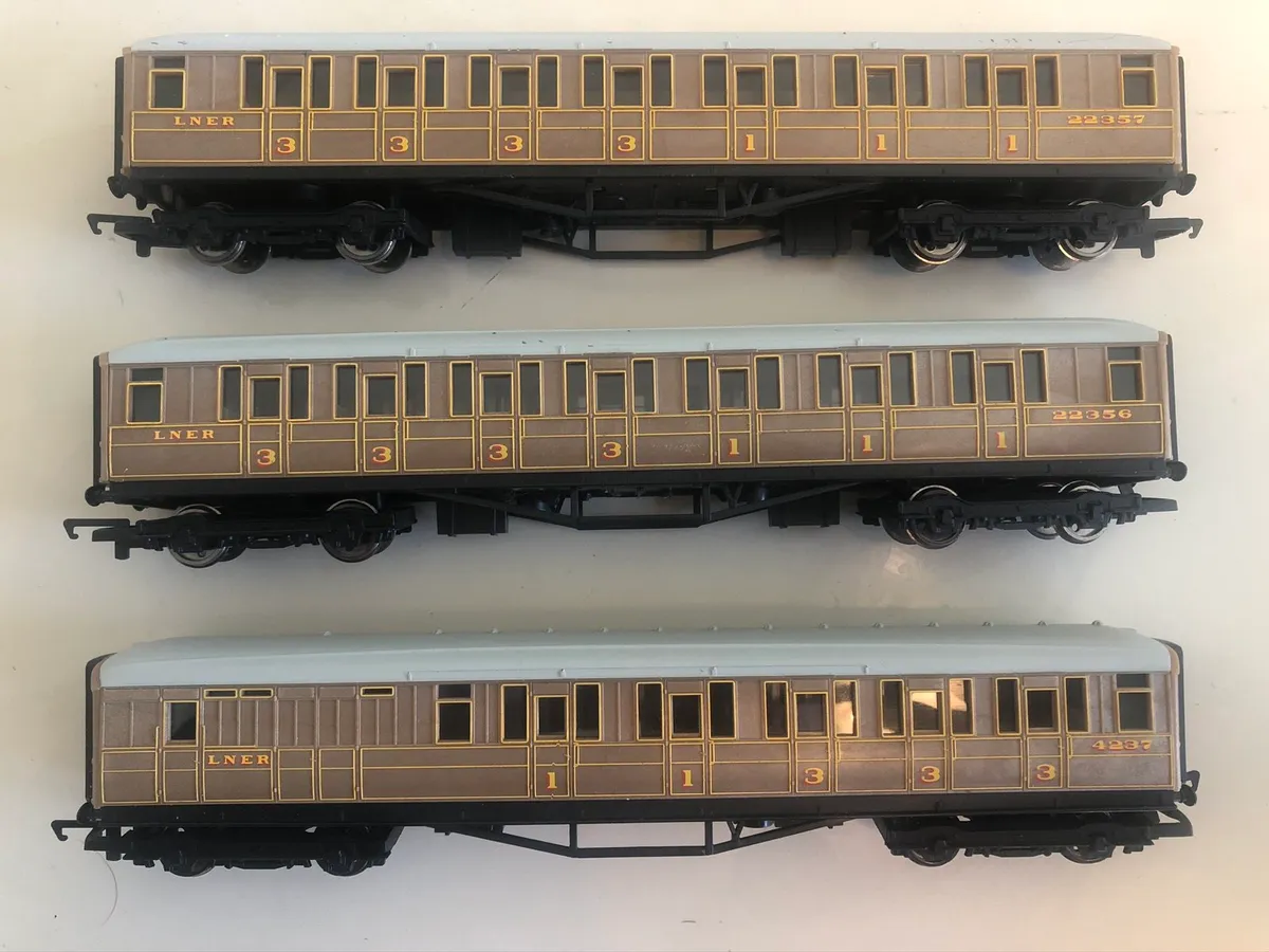 Hornby LNER Coaches. 00 gauge.